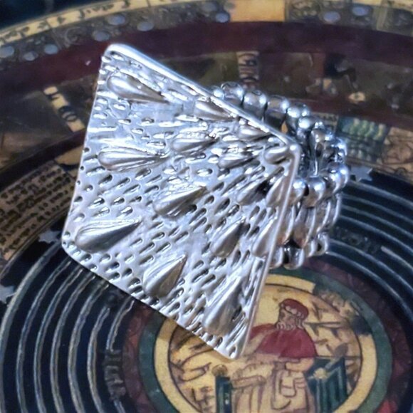 Abstract Art Antique Silver Pewter Carved Teardrops and Dashes Stretch Ring - Picture 5 of 8